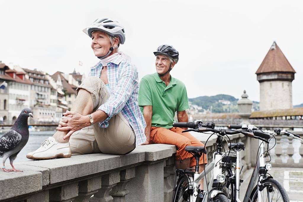 Ein älteres Paar macht eine Pause von ihrer Fahrradtour.