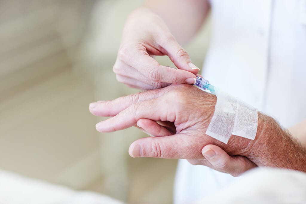 Ein Patient bekommt eine Infusion in die Hand.