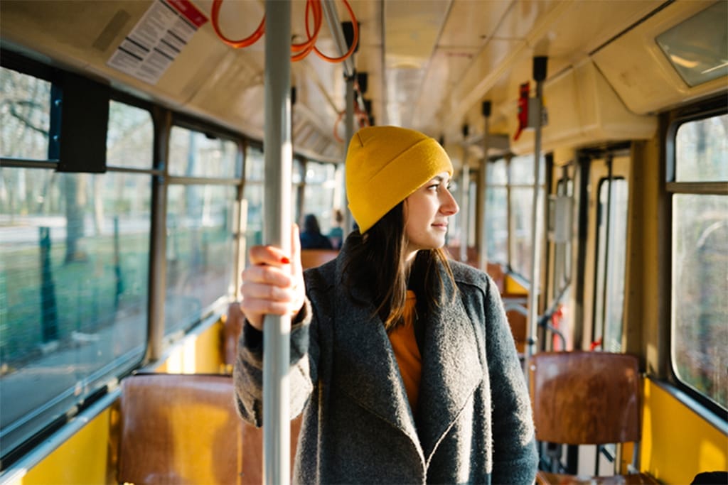 Junge Frau in der Bahn