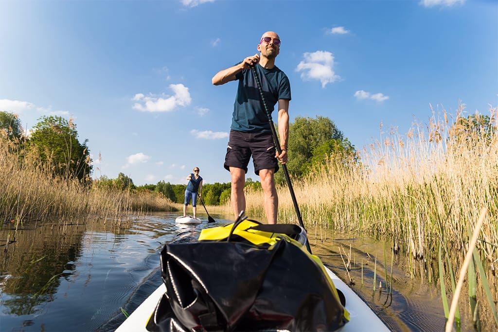 Mann auf einemm Stand Up Paddle