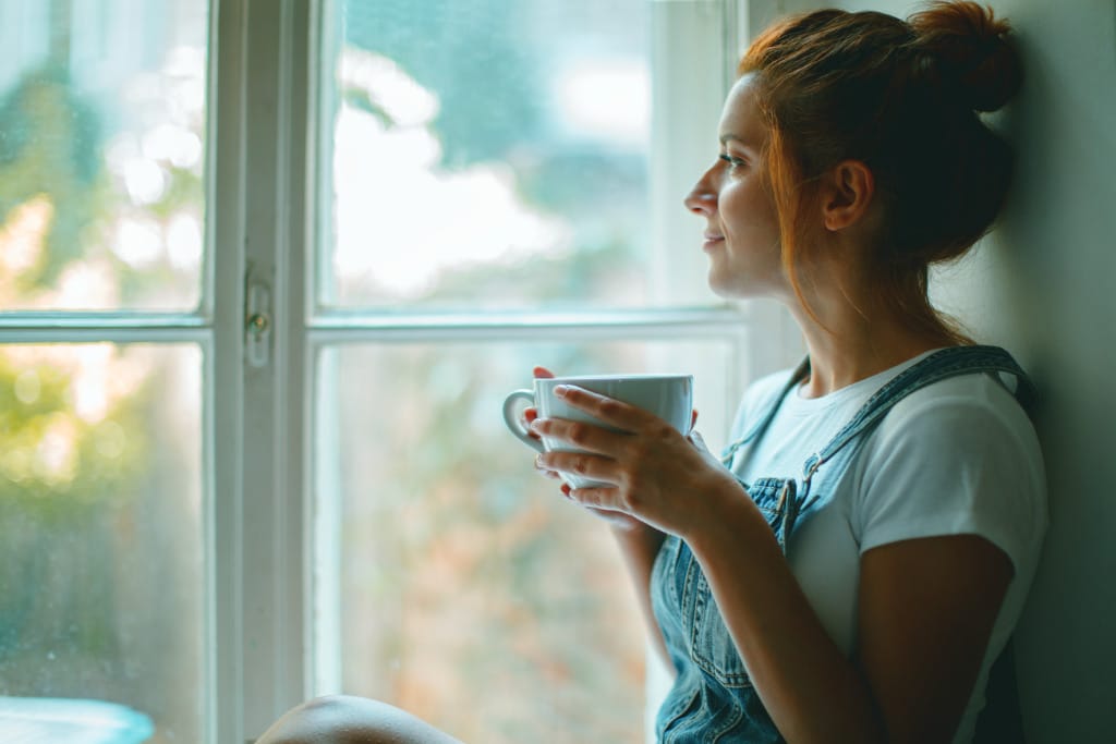 Frau mit Kaffeetasse