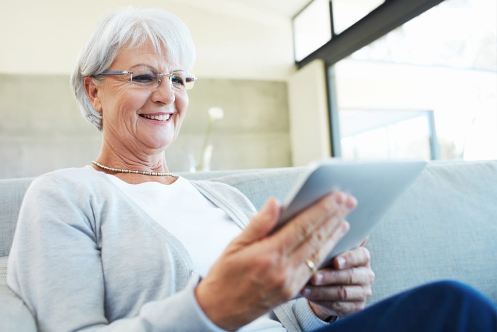 Frau mit Tablet in der Hand