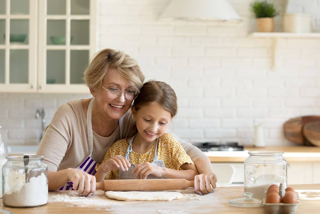 Oma mit Enkeltochter am Backen