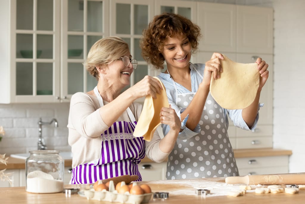 Mutter und Tochter beim Backen