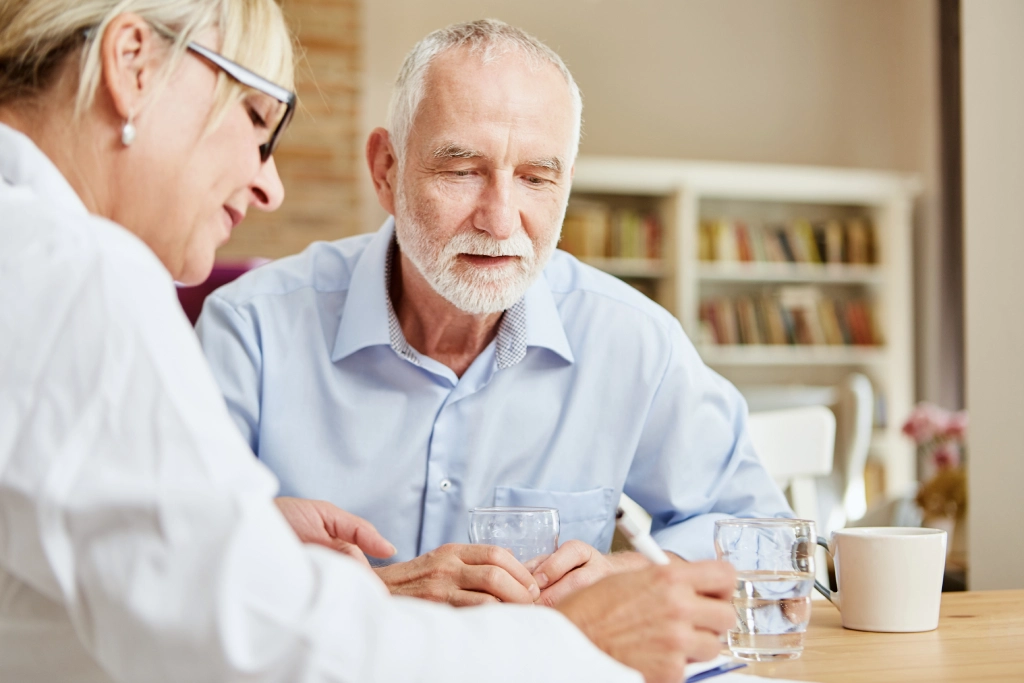 Ärztin klärt Patient über die Zweitlinientherapie des follikulären Lymphoms auf