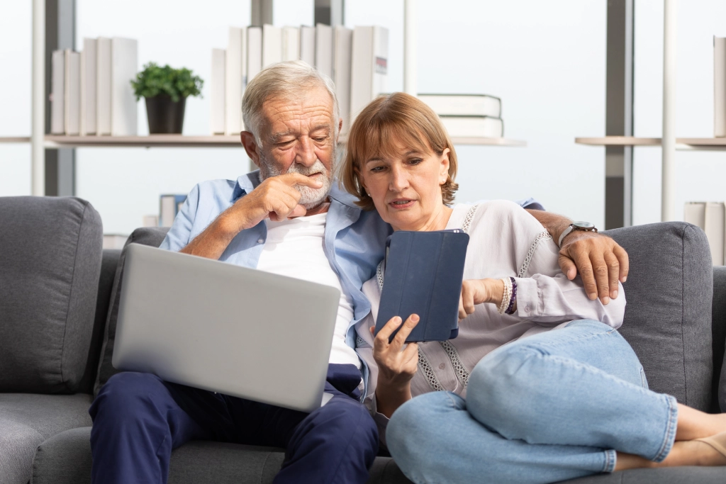 Patientin und ihr Partner informieren sich über das follikuläre Lymphom im Internet