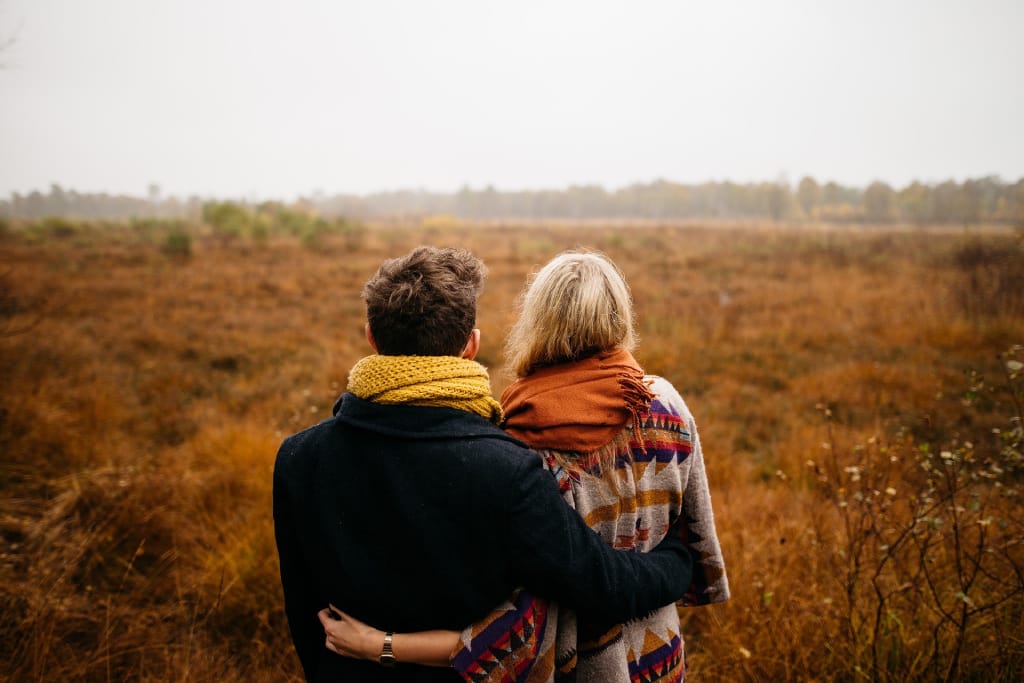 Mann und Frau im Herbst auf einem Feld