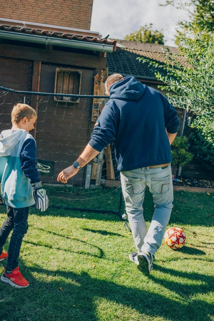 Thomas und sein Sohn spielen Fußball